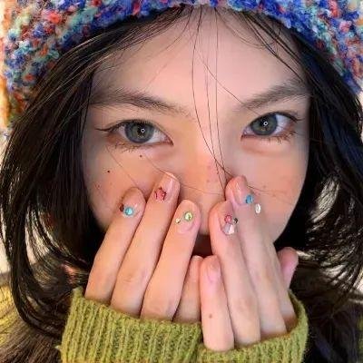 与一位女士合影