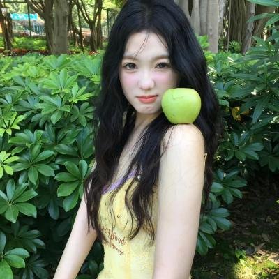 小鬼头上的女人